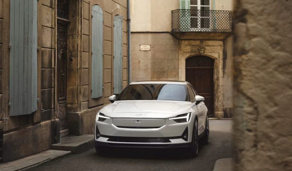 Polestar 2 retorna ao mercado canadense com foco em simplificação e tecnologia