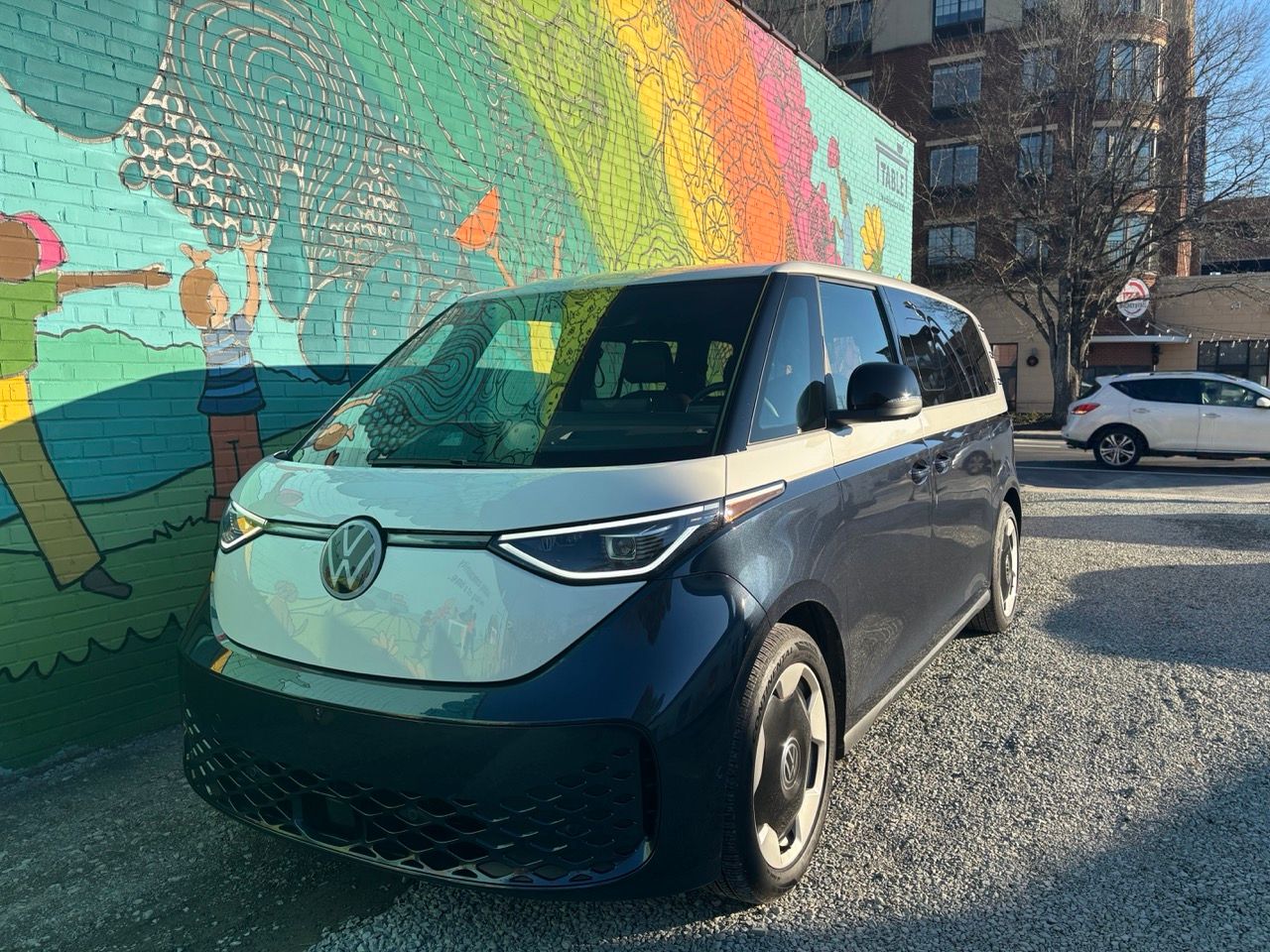 VW adia ID.Buzz nos EUA para 2028 em meio a desafios de preço e autonomia