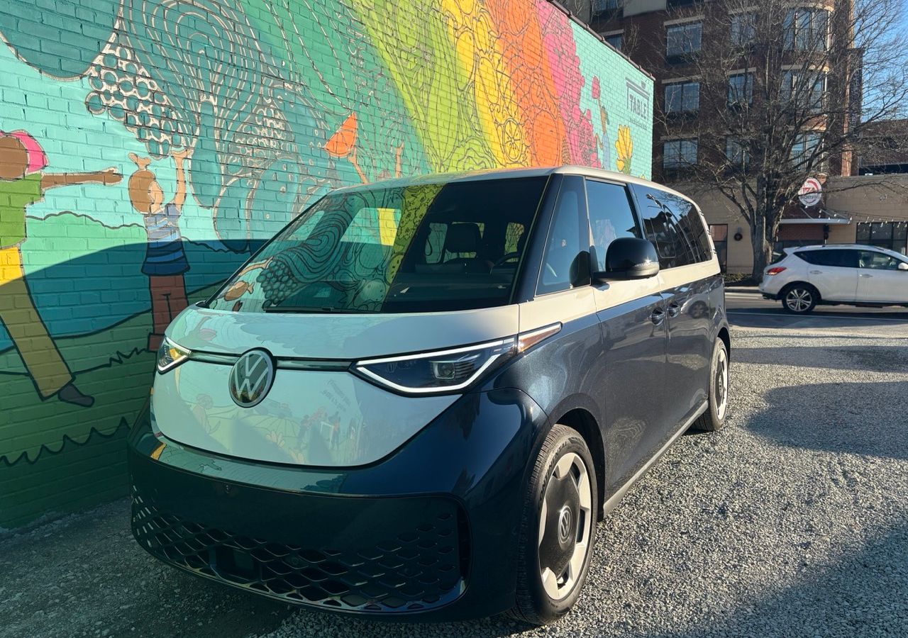 VW adia ID.Buzz nos EUA para 2028 em meio a desafios de preço e autonomia