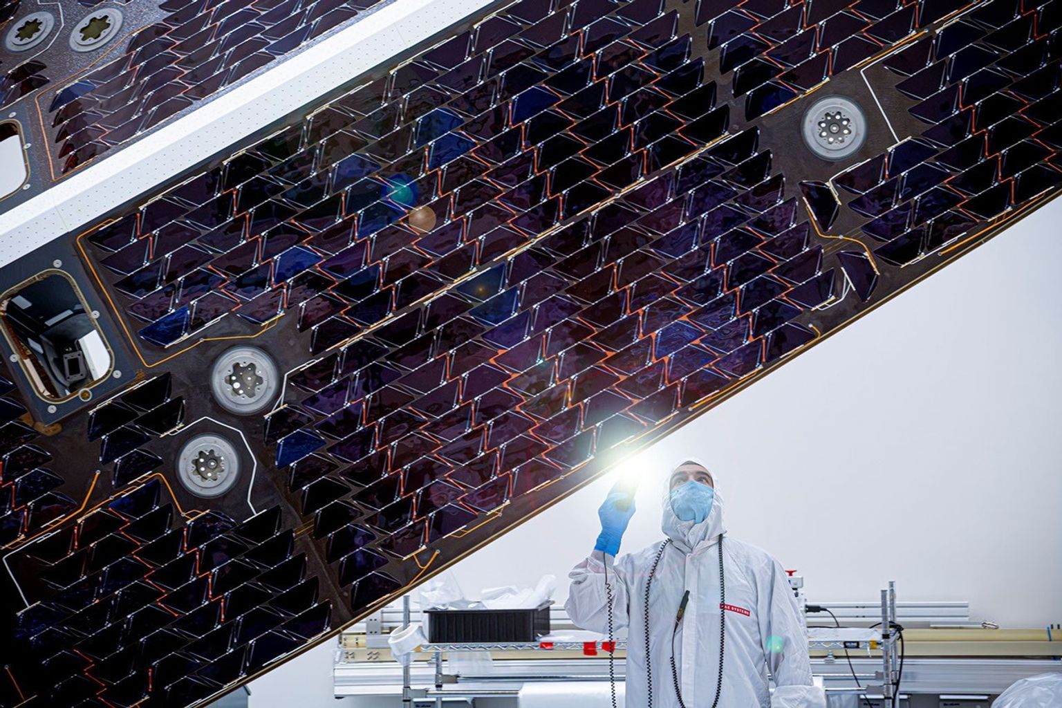NASA inspeciona células solares do NEO Surveyor em busca de asteroides