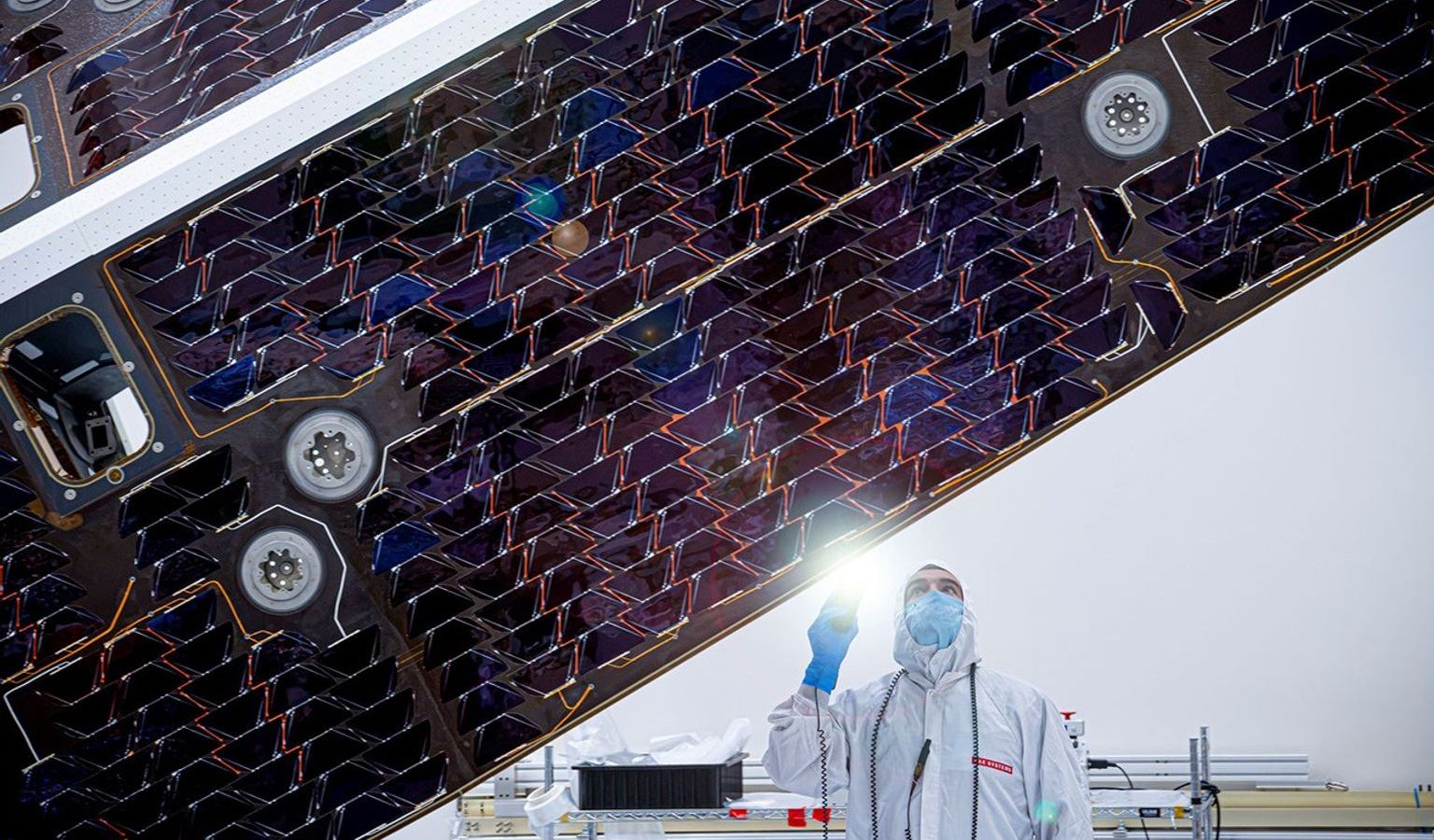 NASA inspeciona células solares do NEO Surveyor em busca de asteroides