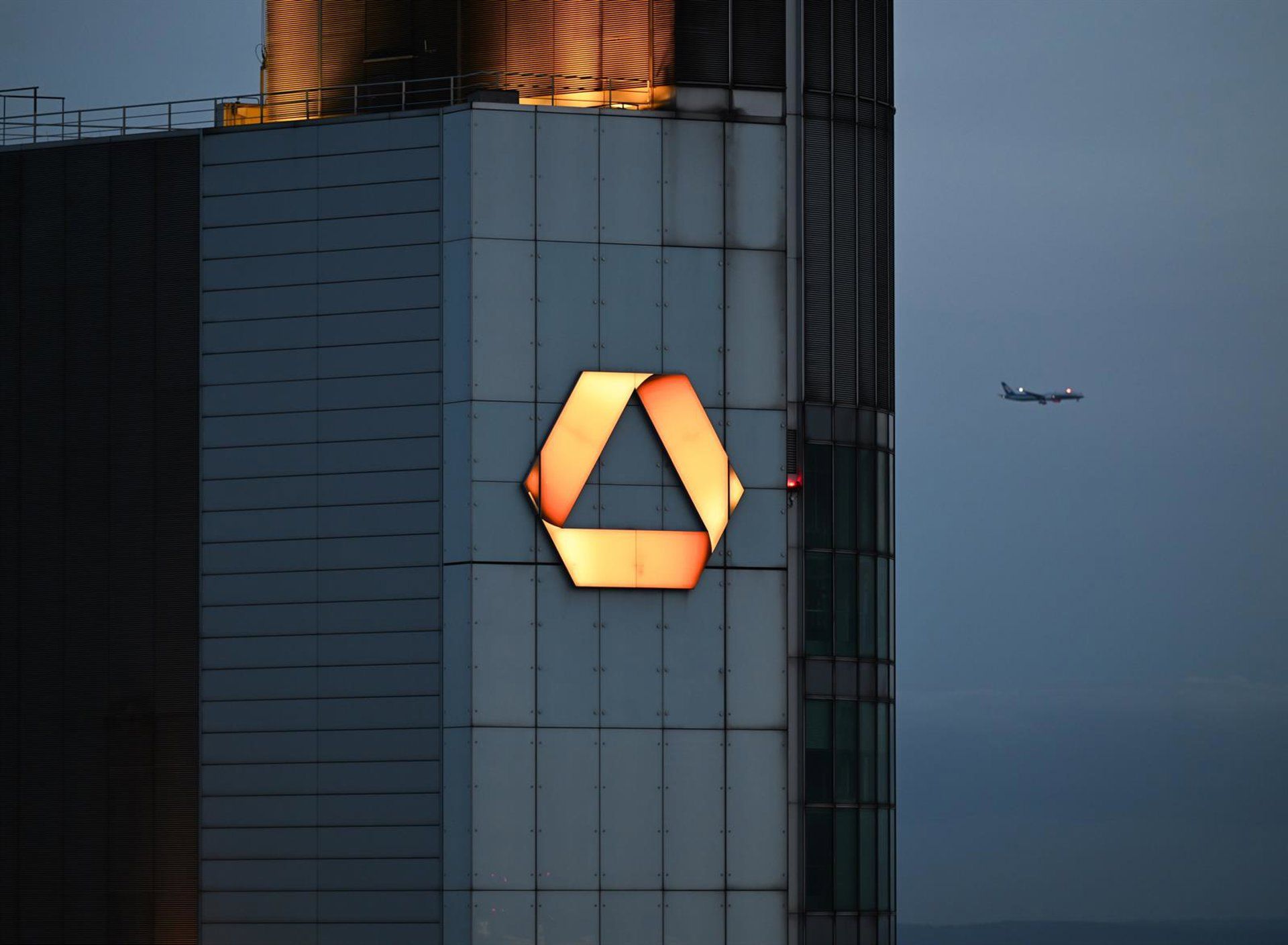 UniCredit avança sobre Commerzbank e atinge 47,6% de participação