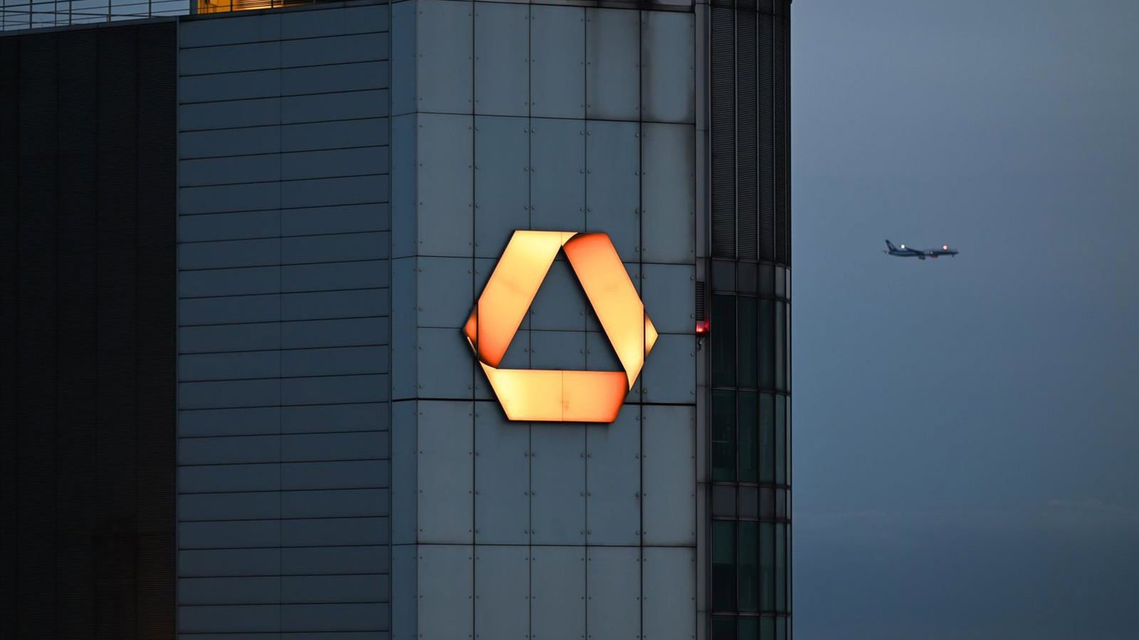 UniCredit avança sobre Commerzbank e atinge 47,6% de participação