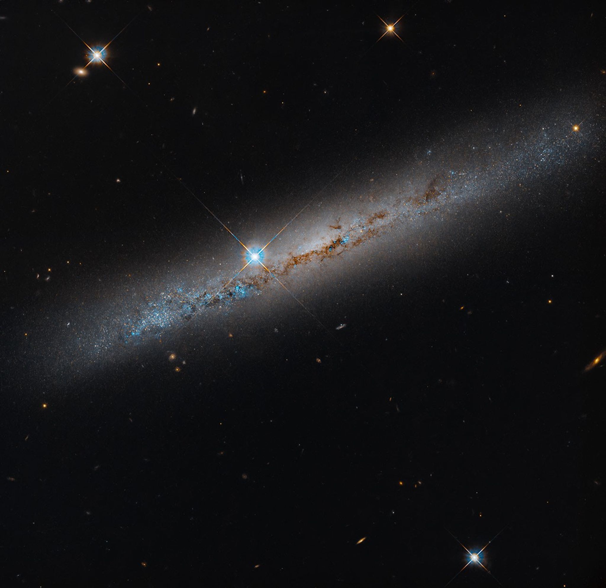 Hubble revela galáxia espiral NGC 1827 a 37 milhões de anos-luz