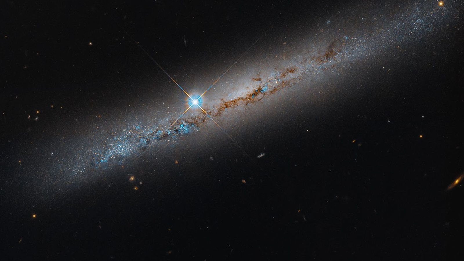 Hubble revela galáxia espiral NGC 1827 a 37 milhões de anos-luz