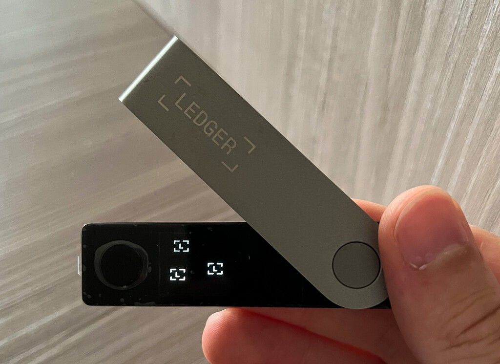 Hardware Adulterado: Roubo de US$ 102 Milhões Abala Confiança em Carteiras Físicas de Cripto