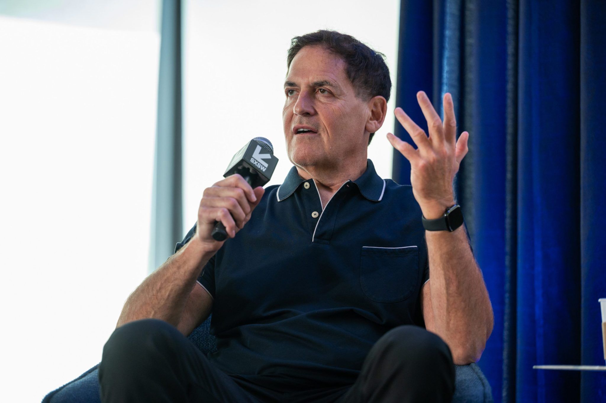 Mark Cuban defende salário mínimo de US$ 20 e critica disparidade salarial