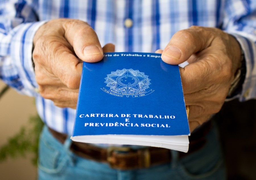 Desemprego no Brasil cai para 5,3% em linha com projeções
