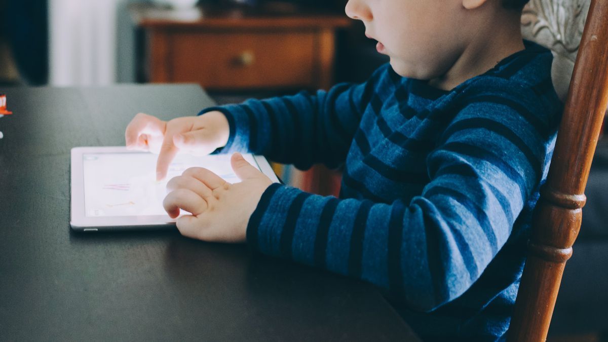 Emirados Árabes impõem restrição severa a redes sociais para menores de 15 anos