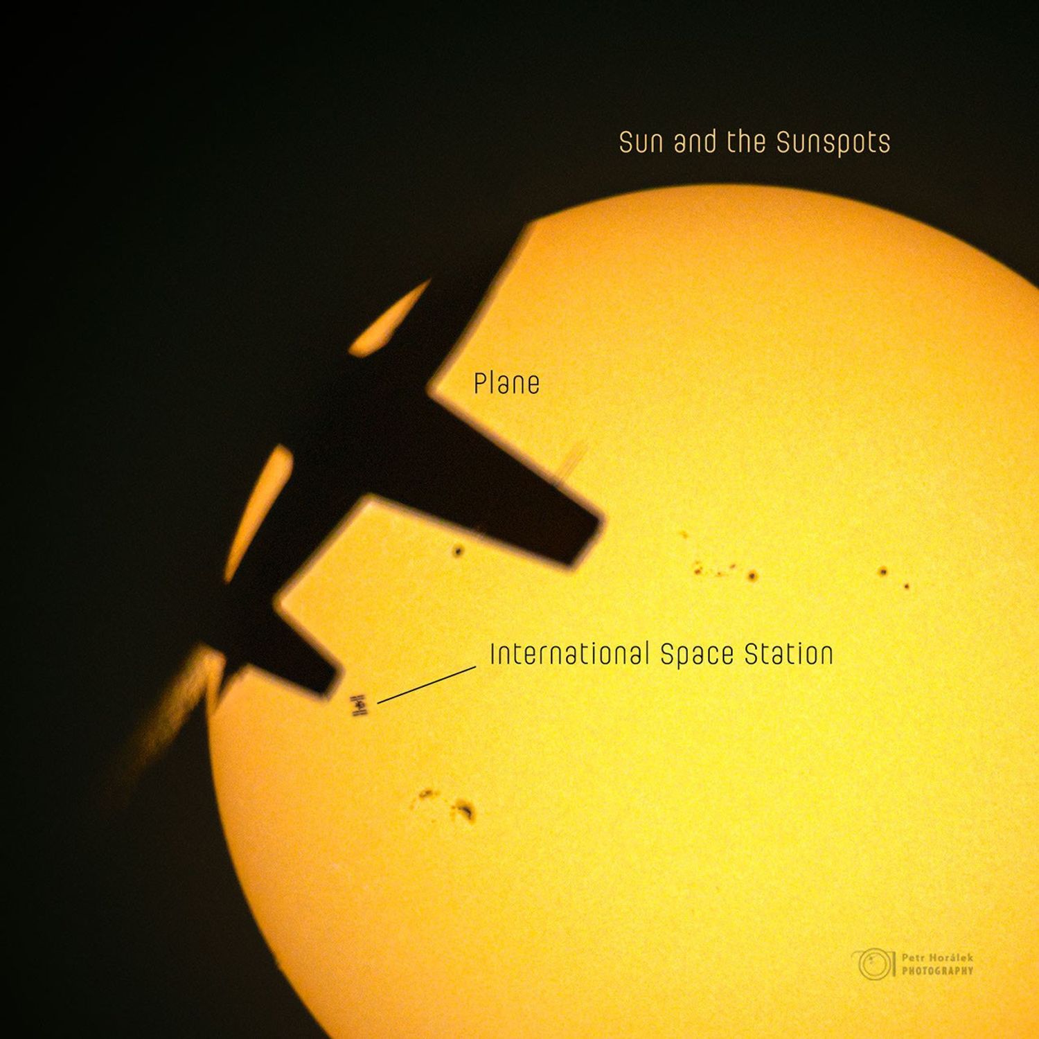 Fotógrafo captura rara tripla conjunção: avião, ISS e Sol