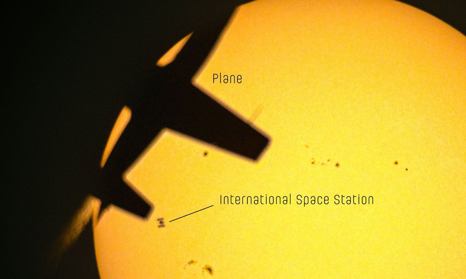 Fotógrafo captura rara tripla conjunção: avião, ISS e Sol