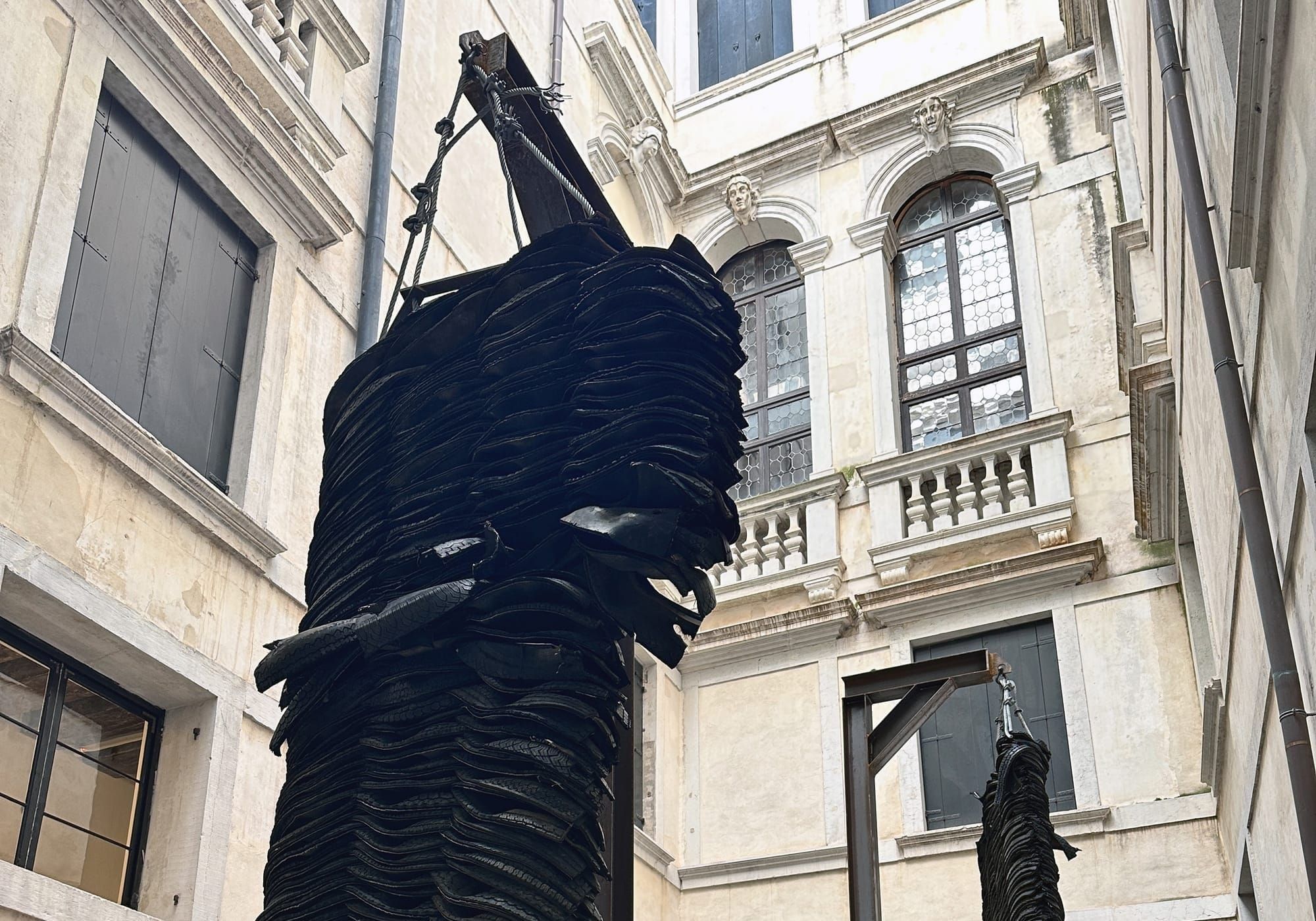 Exposição Helter Skelter falha ao ignorar tensões raciais nos EUA