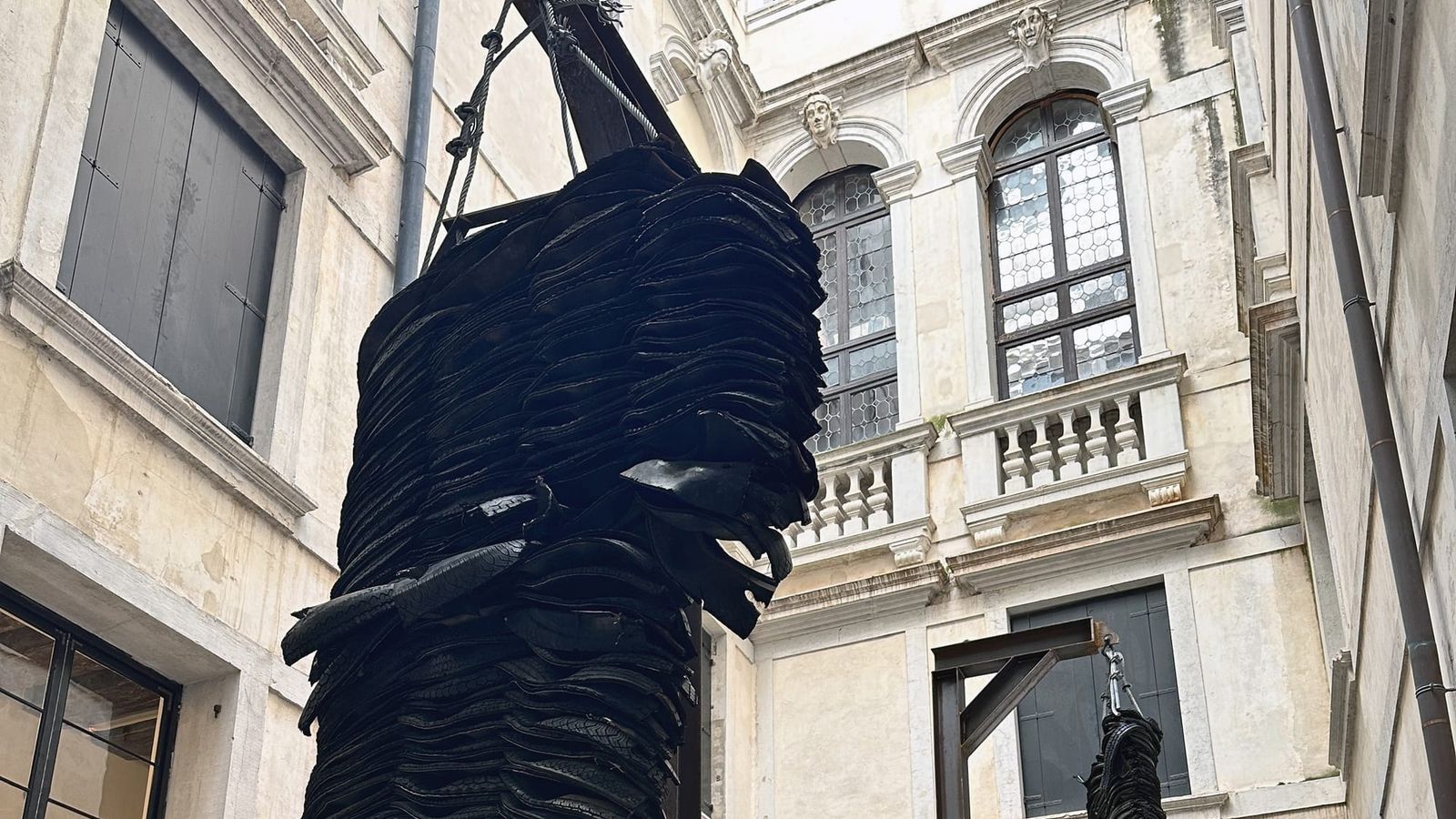 Exposição Helter Skelter falha ao ignorar tensões raciais nos EUA