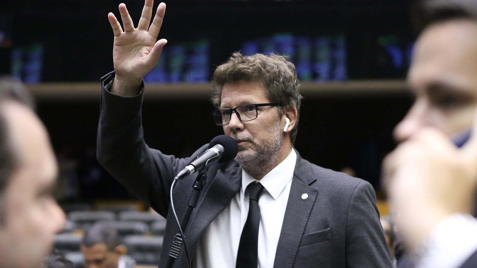 Dark Horse: o filme de Bolsonaro e a trilha do dinheiro que chega a Frias