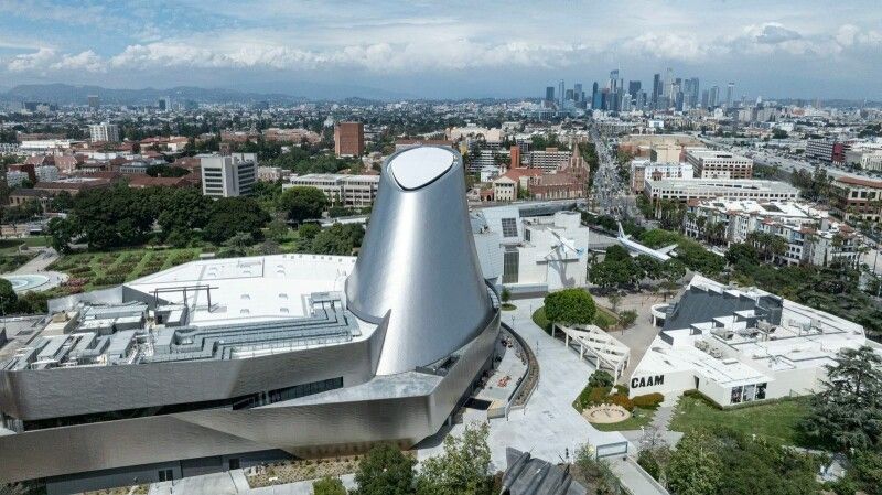 California Science Center monta Endeavour em posição de lançamento — um marco para a museologia