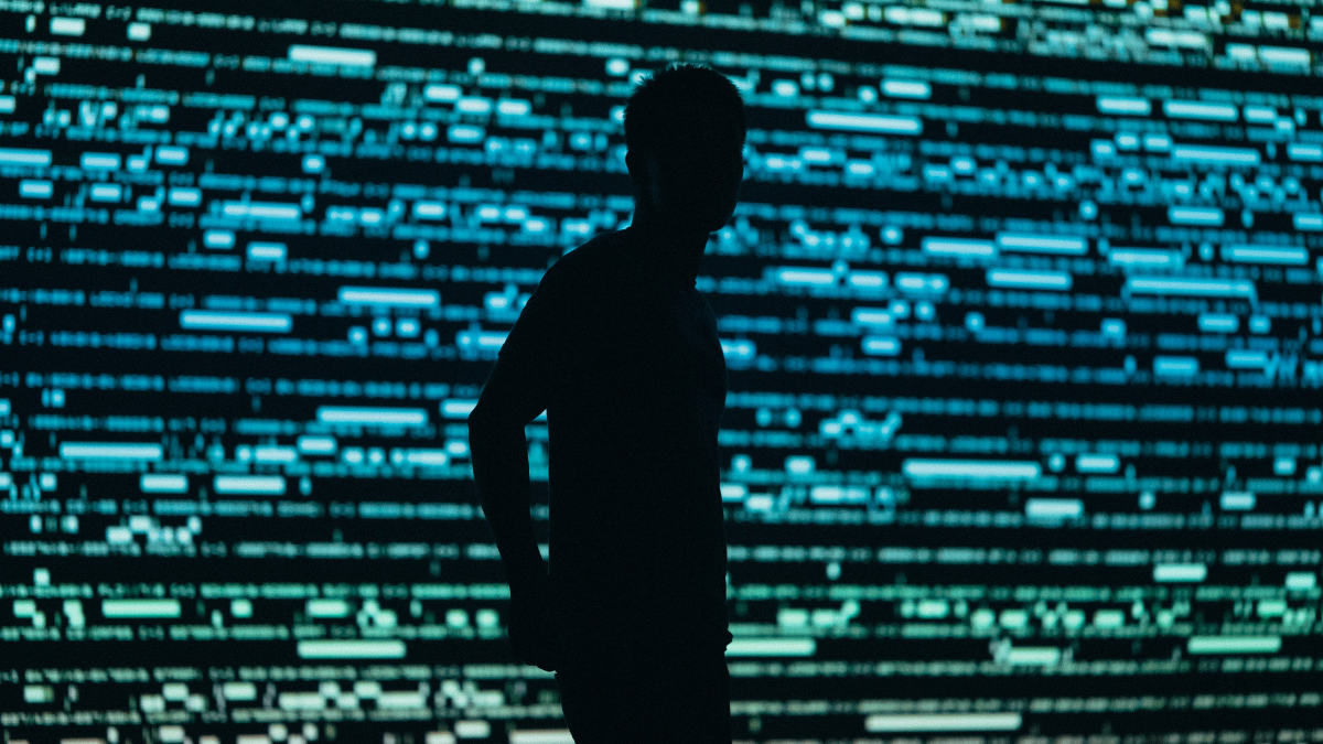 007 ganha até US$ 128 mil; agências de espionagem buscam engenheiros e analistas de dados