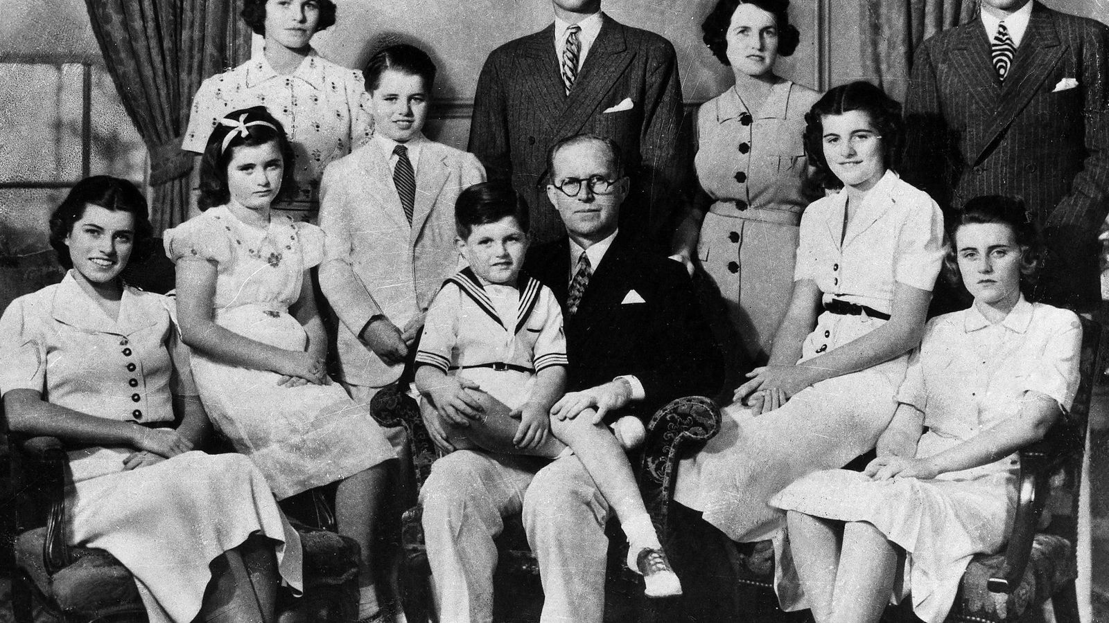Maldição Kennedy: A saga de tragédias que assombra a dinastia americana