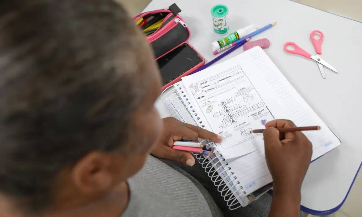 Brasil rompe barreira dos 5% no analfabetismo — mas o desafio geracional persiste