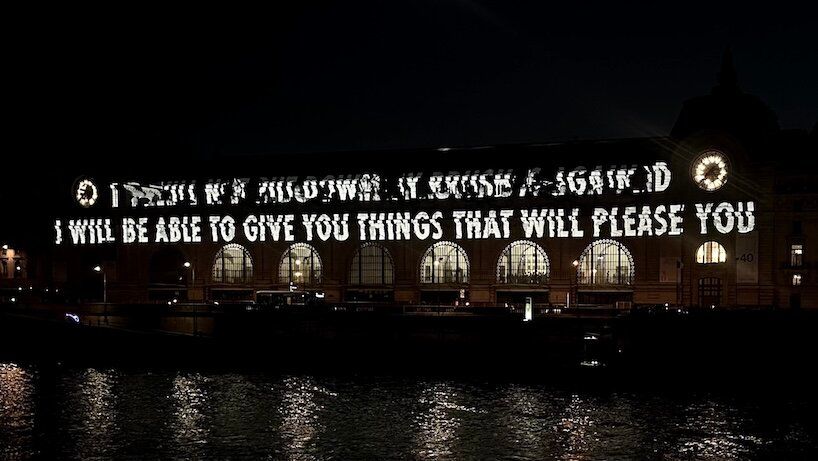 Jenny Holzer lança luz sobre conflitos históricos no Musée d'Orsay