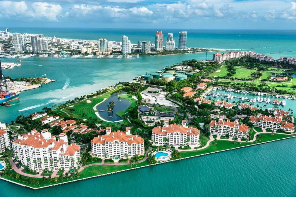 Moradores de Fisher Island travam batalha judicial contra depósito de combustível no Porto de Miami