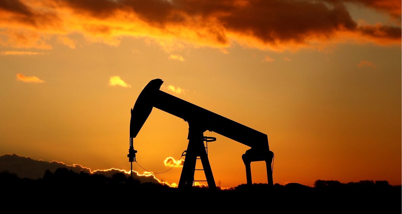 Petróleo dispara após ataques de Israel contra o Irã — cotações superam US$ 96
