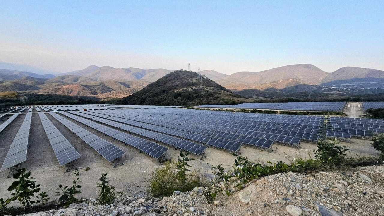 México atrai US$ 7,4 bi em renováveis — governo Sheinbaum iguala marca de Peña Nieto