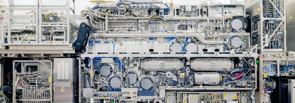 ASML controla o gargalo da inteligência artificial — e a China tenta contornar o bloqueio
