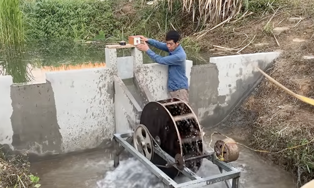 Engenheiro vietnamita constrói hidrelétrica caseira com tijolos e tubos