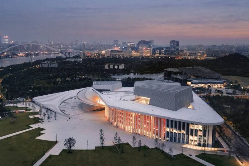 Ópera de Xangai: Arquitetura que Abraça a Cidade
