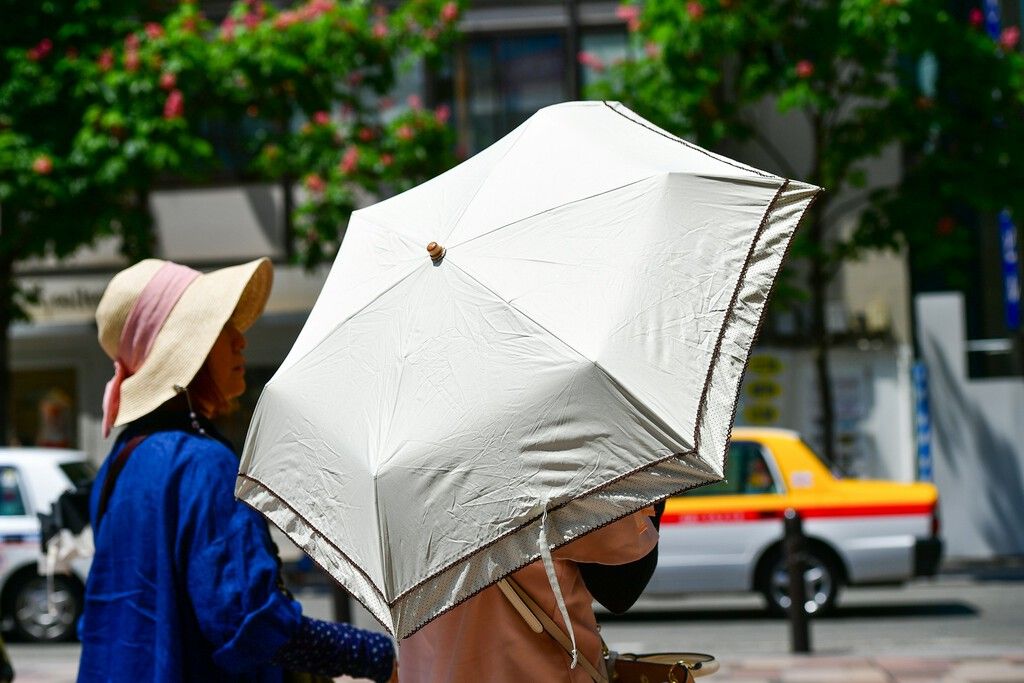 Guarda-chuva contra o sol vira tendência na Espanha — mas a ciência alerta para limites