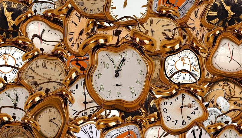Poesia que desafia o tempo: a arte de reescrever a cronologia