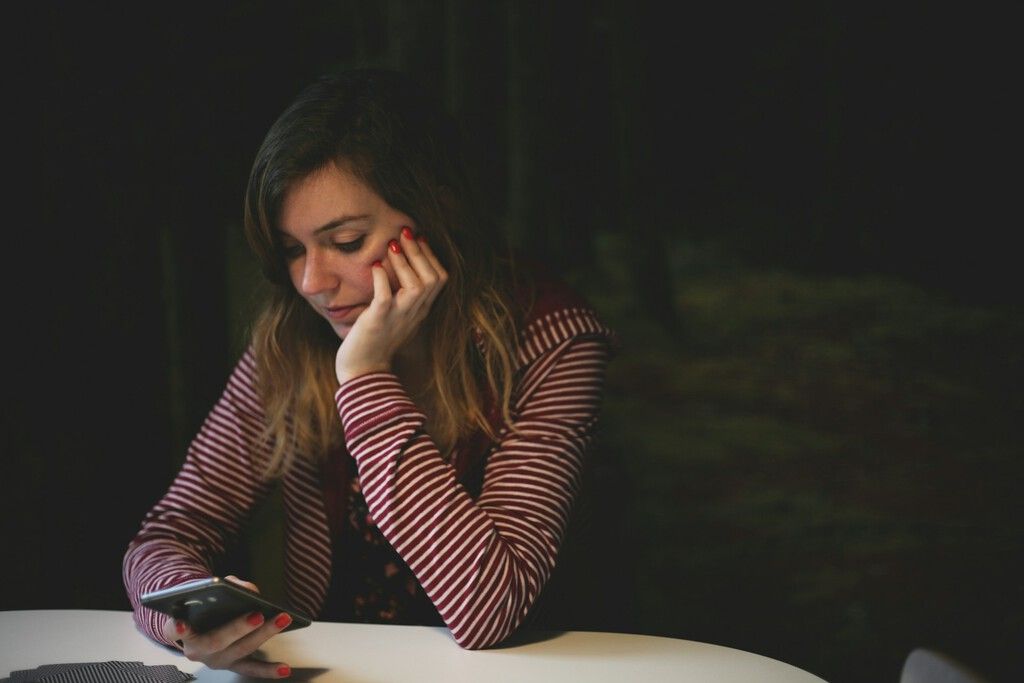 IA redefine padrões de beleza e acelera crise de saúde mental entre jovens
