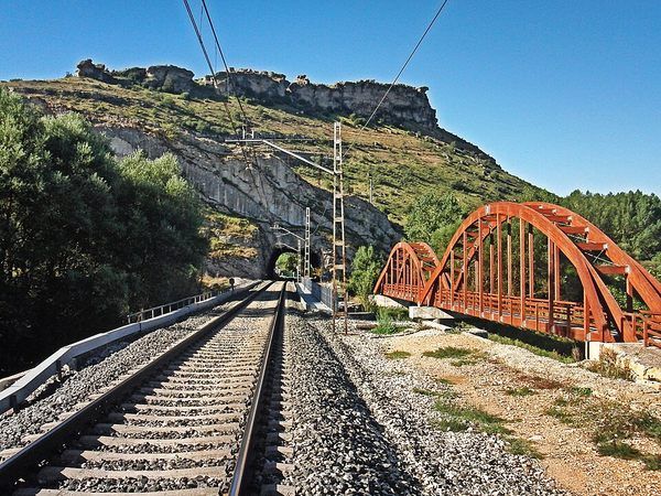 Engenharia e história se cruzam na ferrovia que atravessa as montanhas da Cantábria