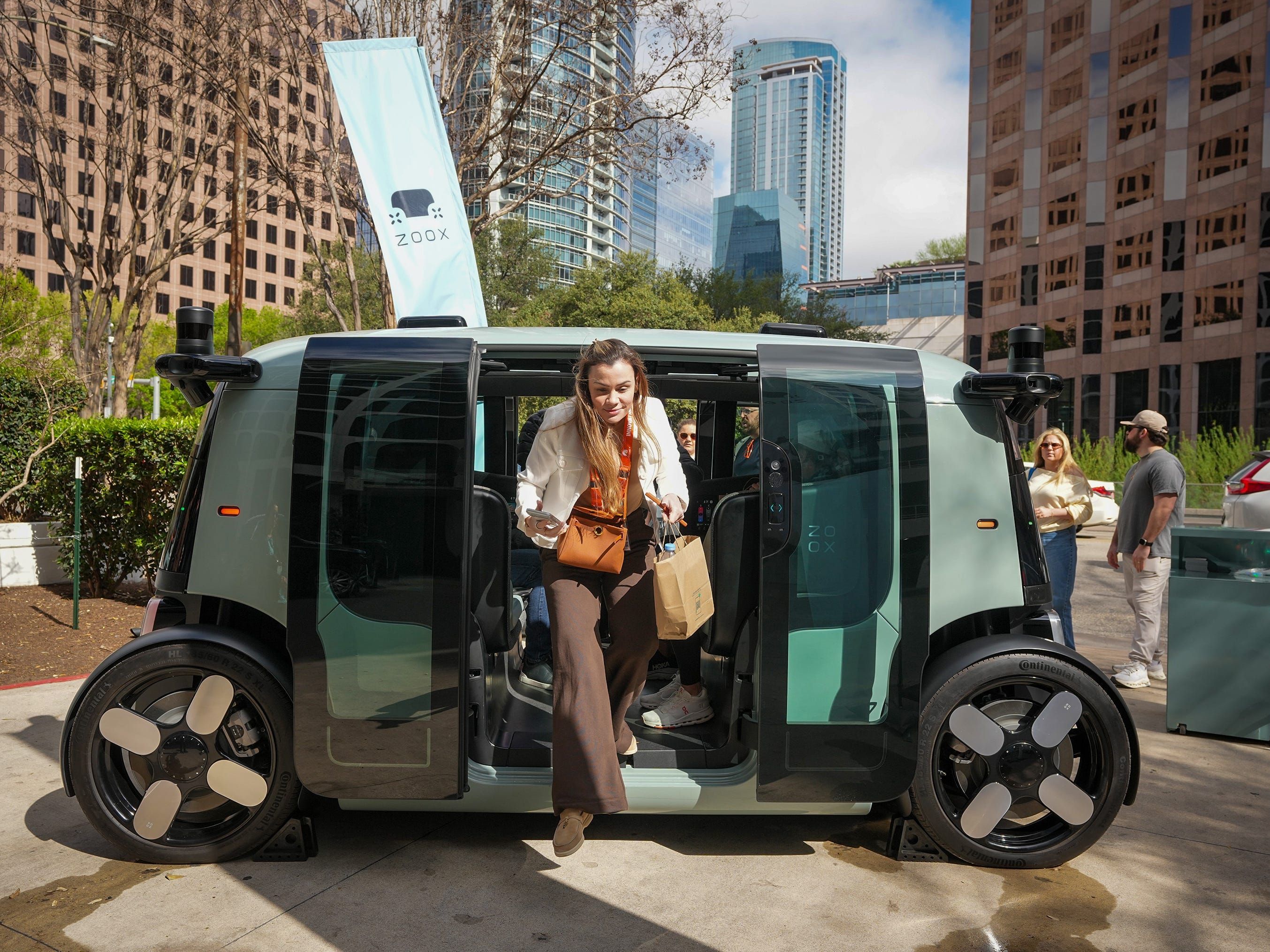 Zoox ganha tração e desafia a hegemonia da Waymo no mercado de robotáxis