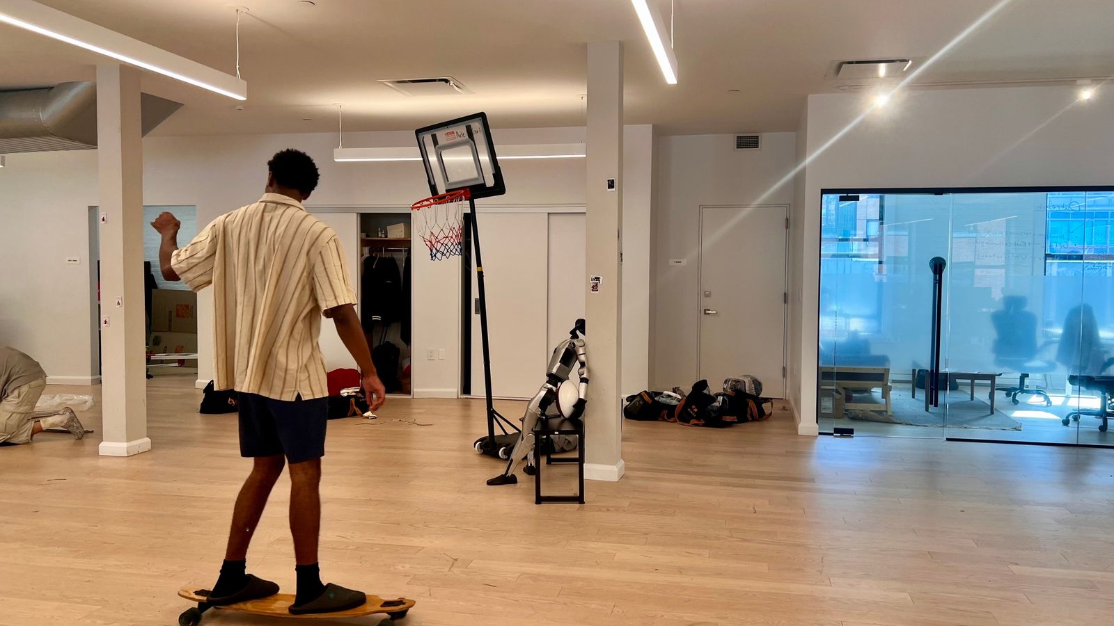 Fundadores Gen Z pagam US$ 9 mil por mês em coworking para equipes minúsculas