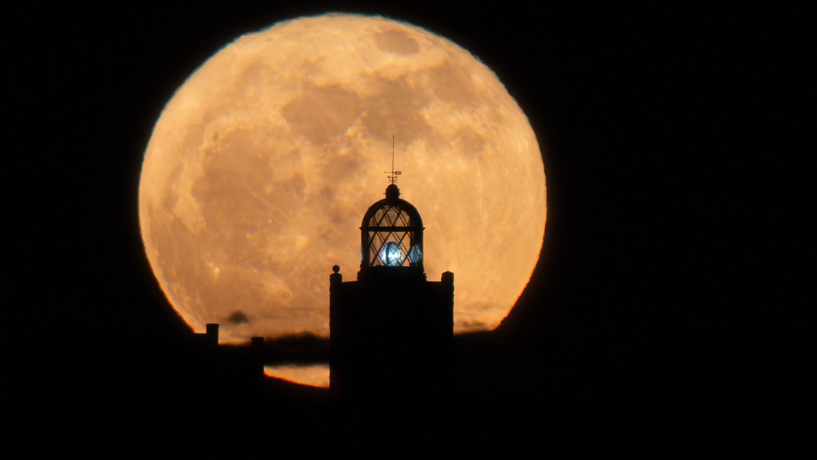 Luna de Fresa abre o calendário astronômico de verão na Espanha