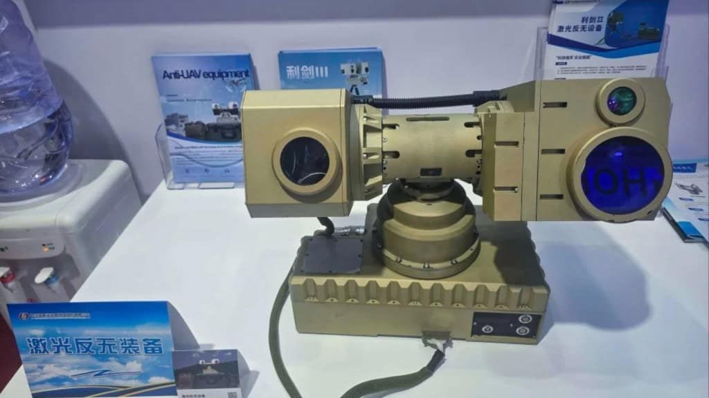 China apresenta arma a laser portátil capaz de neutralizar drones em segundos