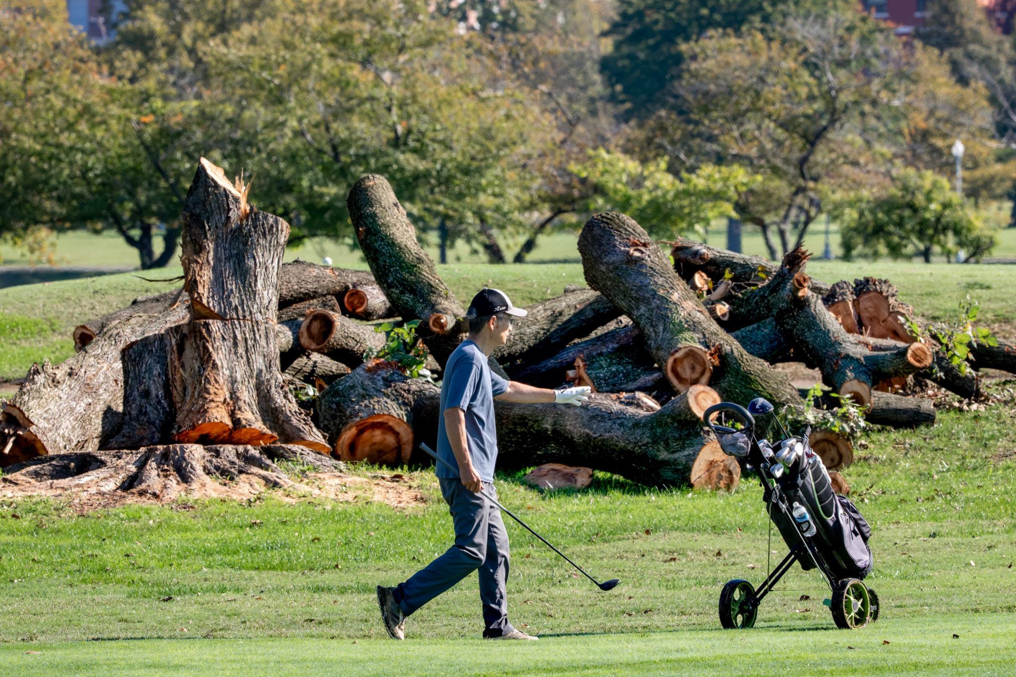 Trump ignora juiz e fecha campo de golfe histórico em DC para reformas