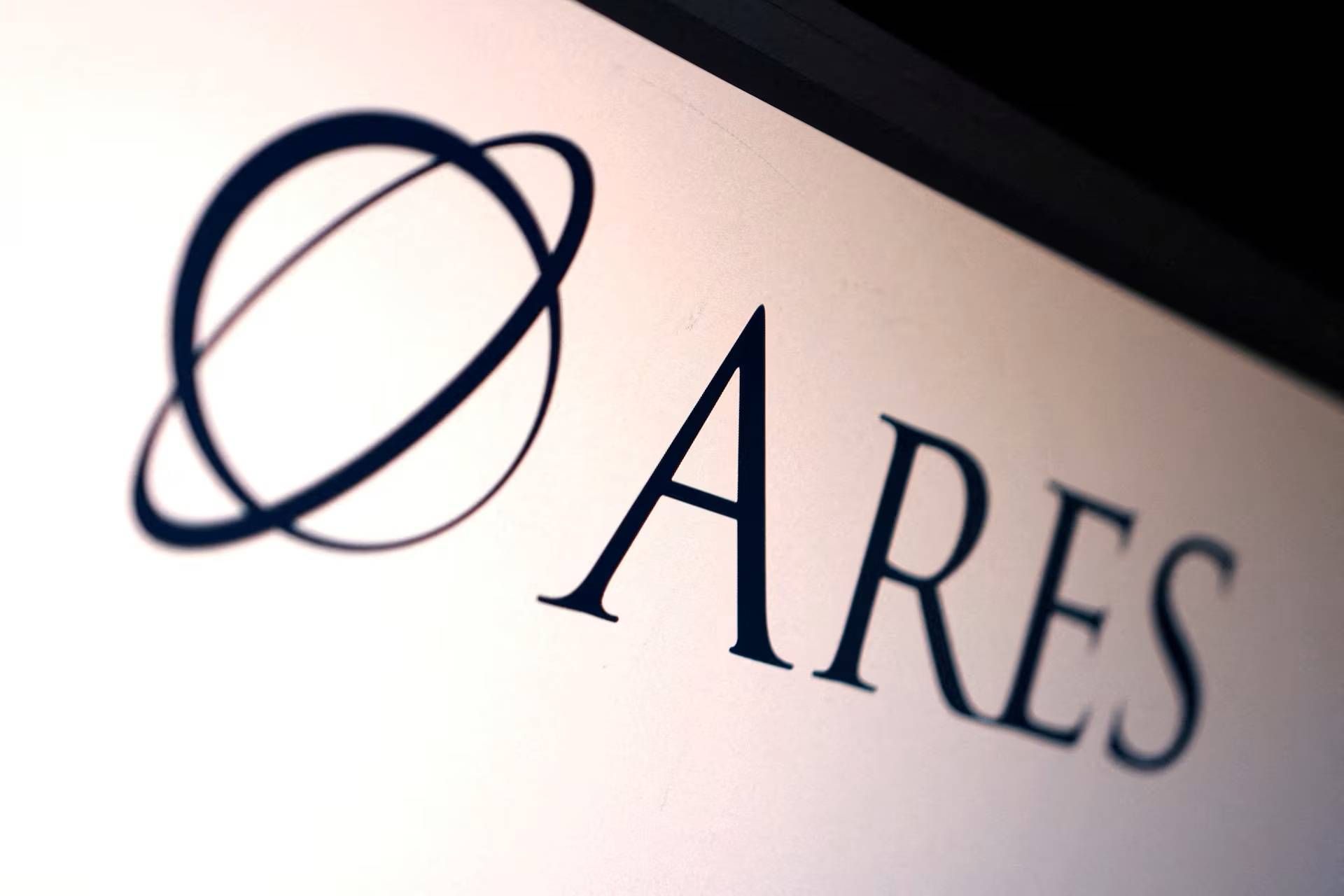 Ares e Morgan Stanley limitam resgates — o sinal amarelo no crédito privado