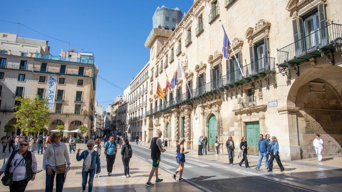 Turismo na Espanha: Moradia, Preços e Clima Dominam o Debate