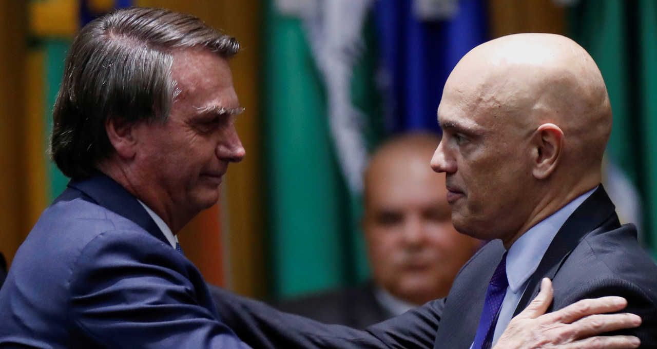 Moraes questiona posse de arma por Bolsonaro e abre apuração sobre falta grave