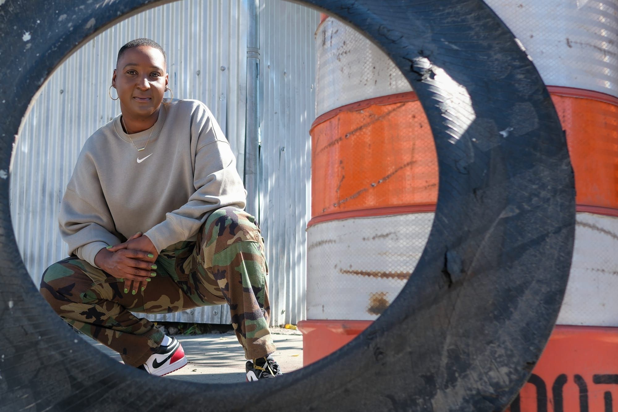 Kim Dacres transforma pneus descartados em monumentos de resistência social