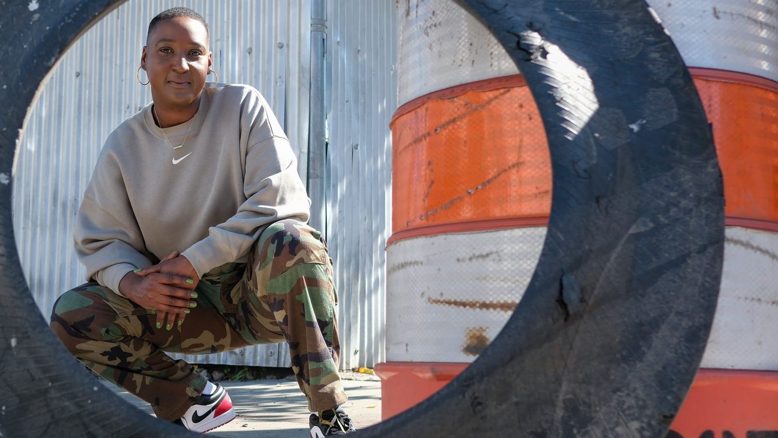 Kim Dacres transforma pneus descartados em monumentos de resistência social