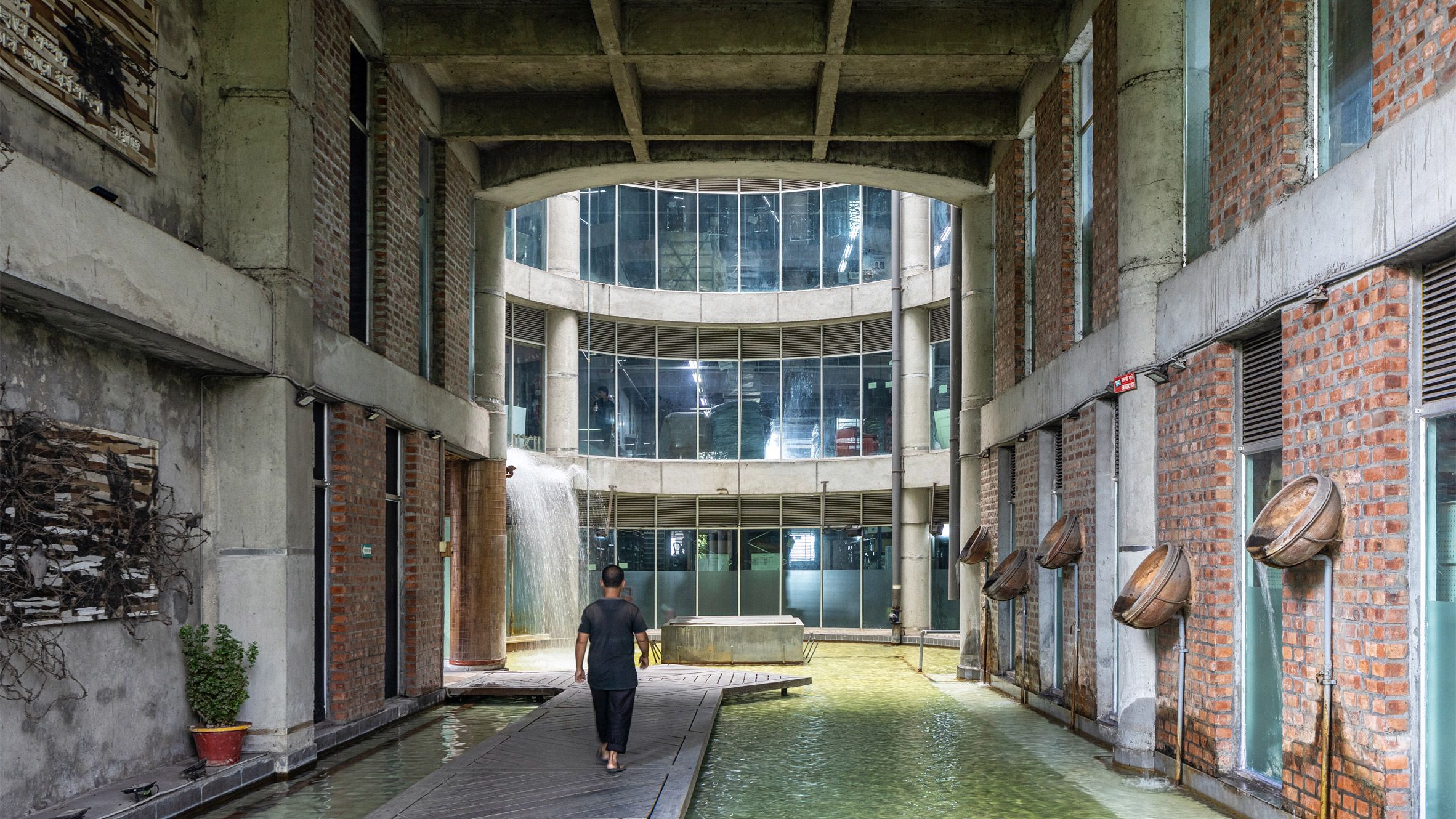 Fábrica em Bangladesh redefine arquitetura com design inclusivo e sustentável