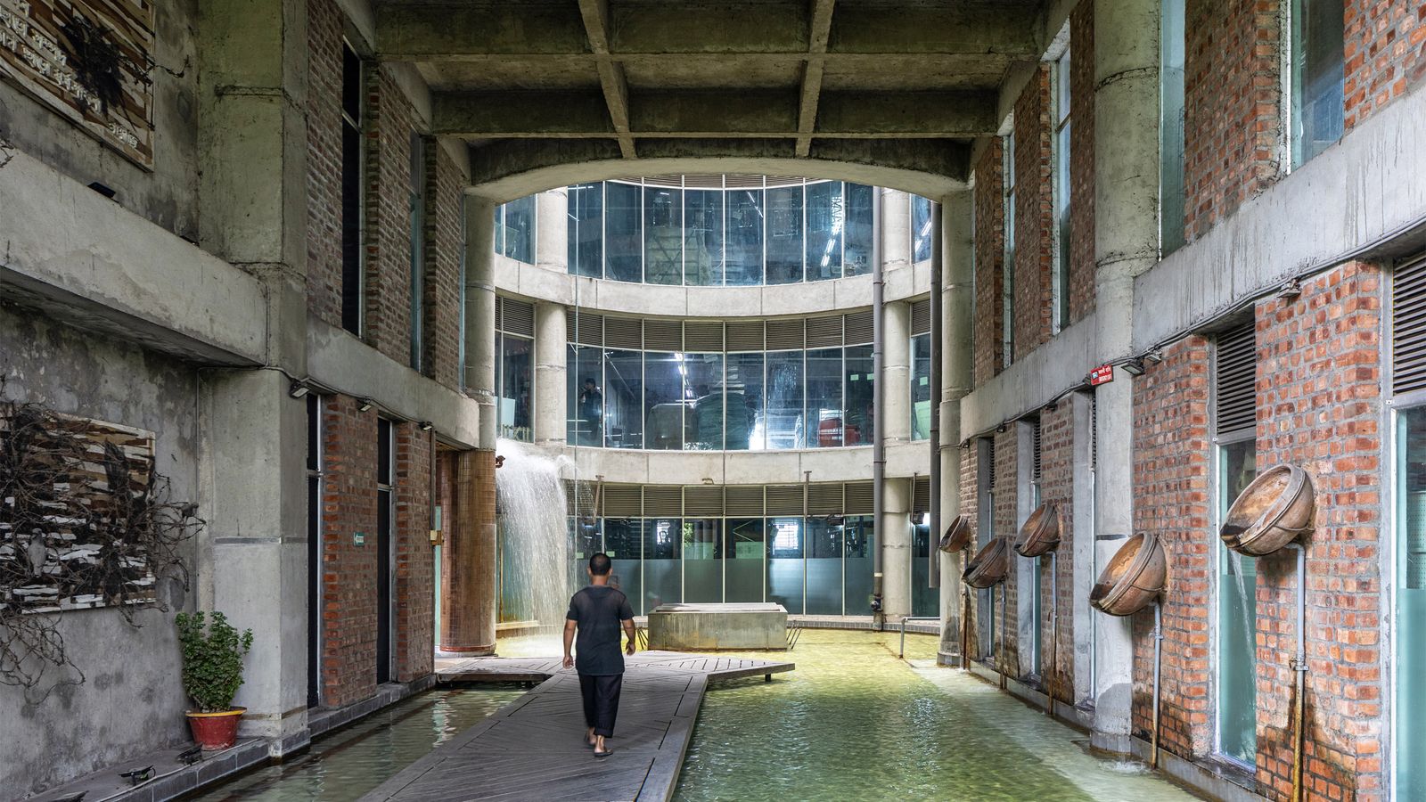 Fábrica em Bangladesh redefine arquitetura com design inclusivo e sustentável