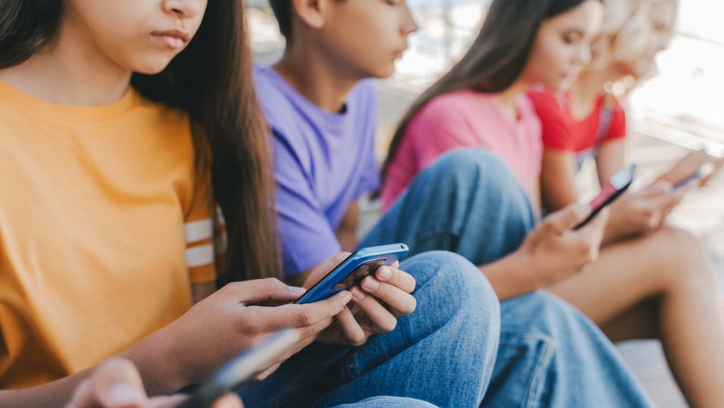 Estudo do JAMA Pediatrics sugere 13 anos como idade segura para smartphone