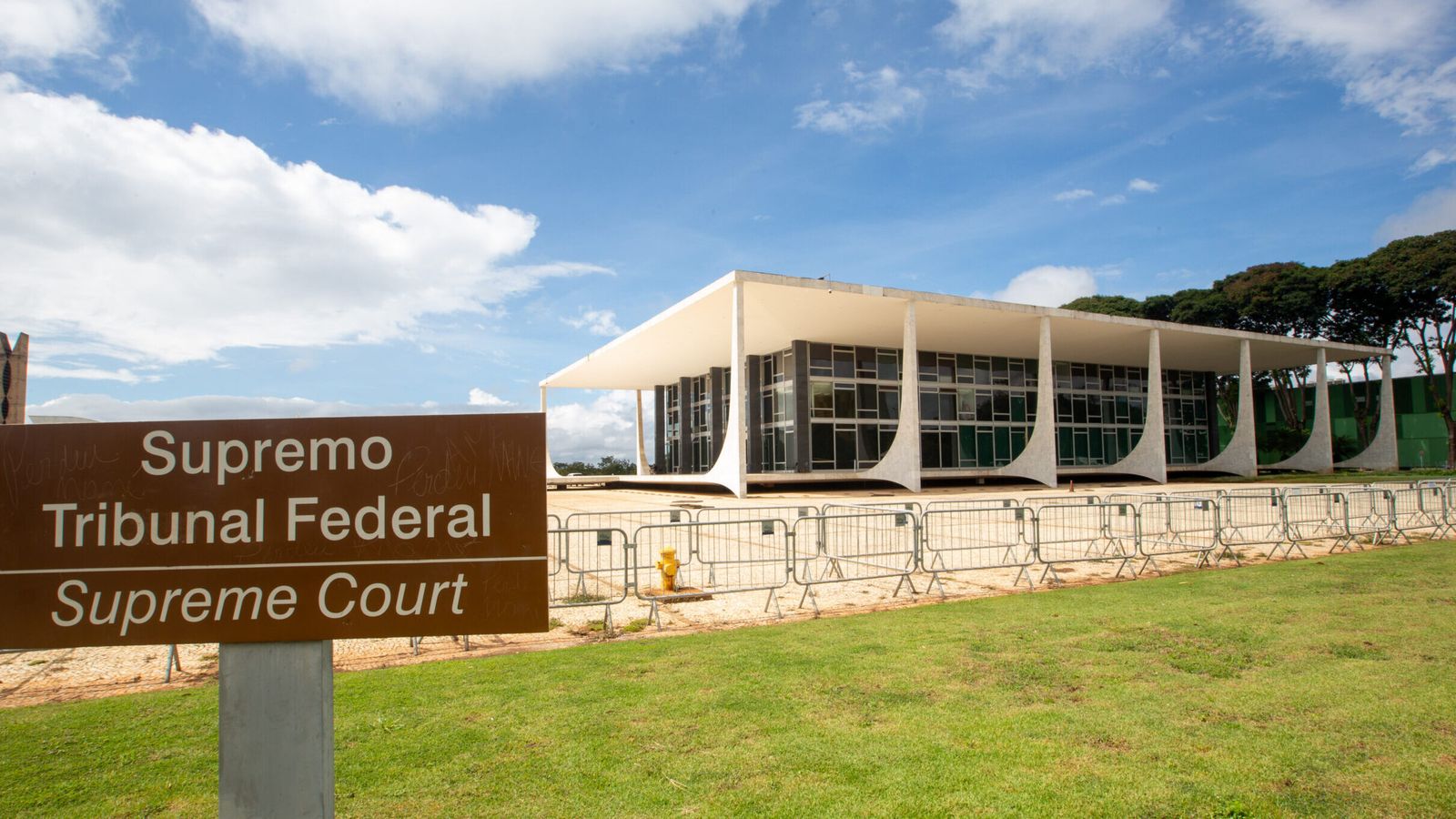 O Fed aperta, o STF tensiona: o risco-Brasil na conta do investidor