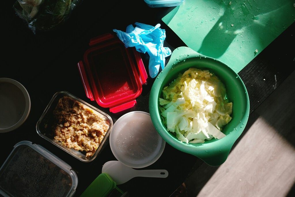 Prática de resfriar comida na bancada aumenta risco de surtos alimentares