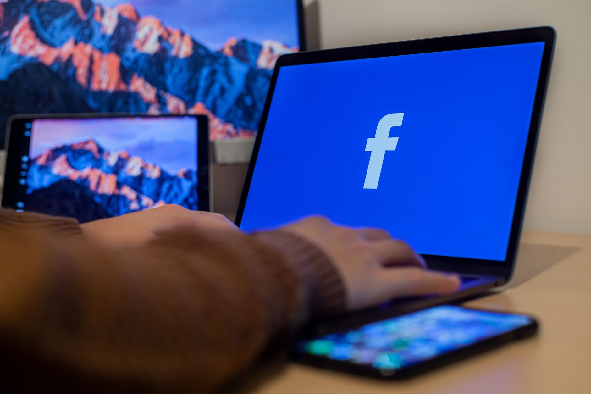 Emiratos Árabes Unidos impõe limite de 15 anos para uso de redes sociais