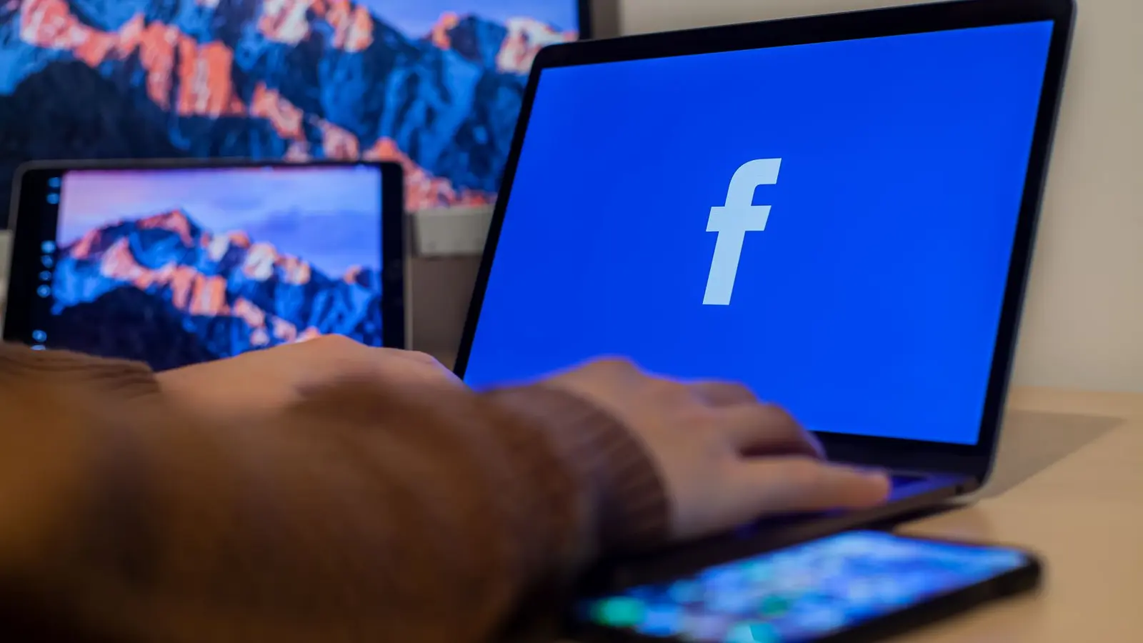Emiratos Árabes Unidos impõe limite de 15 anos para uso de redes sociais